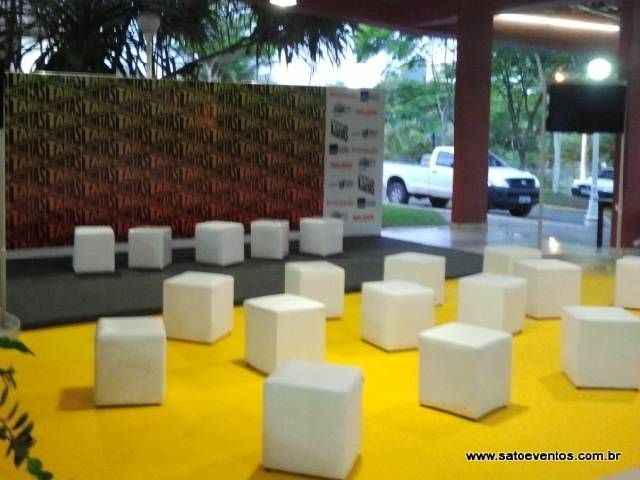 Puffs brancos em corino em área de convivência de evento