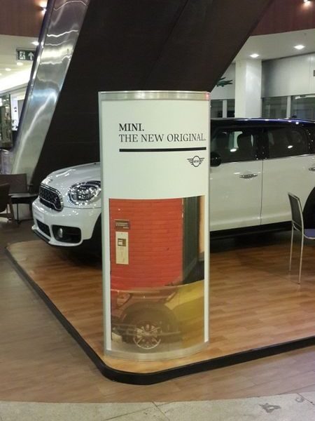 Totem abaulado branco com adesivo em evento