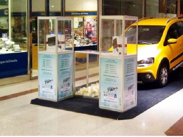 Totem vitrine com área de exposição única em evento