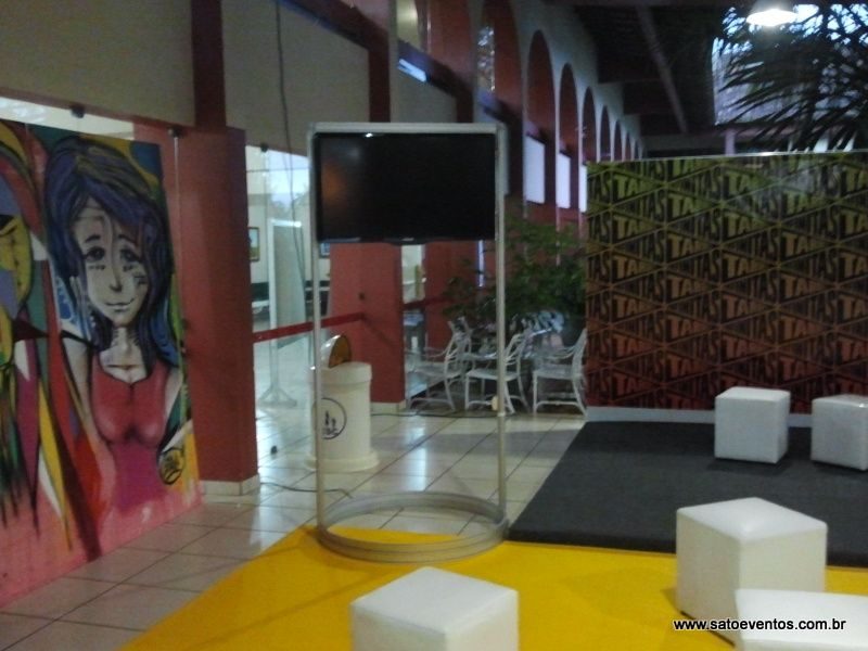 TV LED com suporte de alumínio e base circular em stand