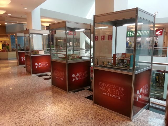 Vitrine horizontal com iluminação e maquete de empreendimento em stand
