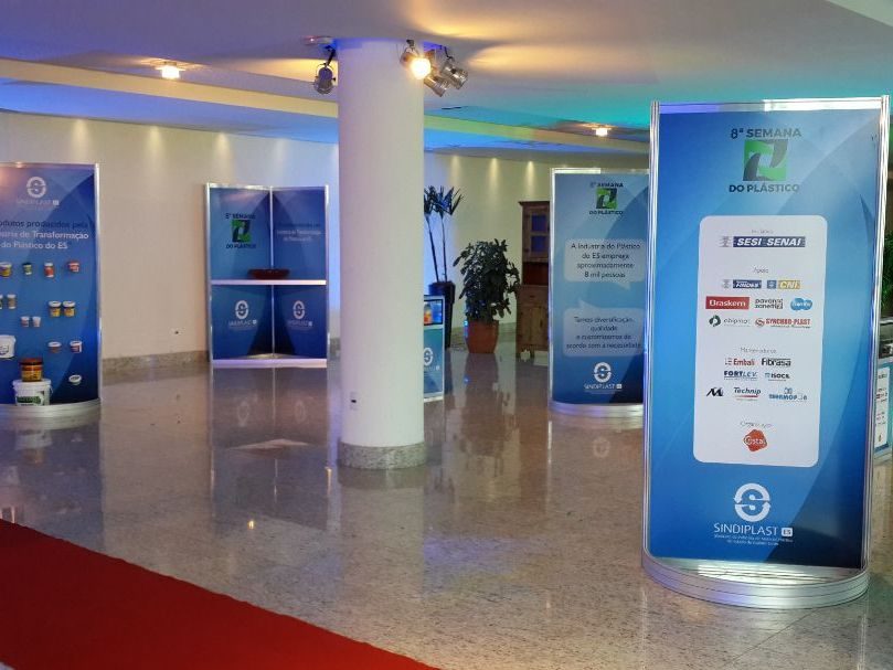 Painéis com base circular e impressão em policromia em evento