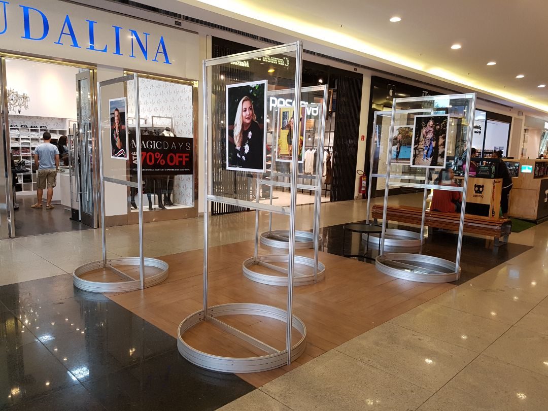 Painéis com base unitária em exposição de fotos em shopping