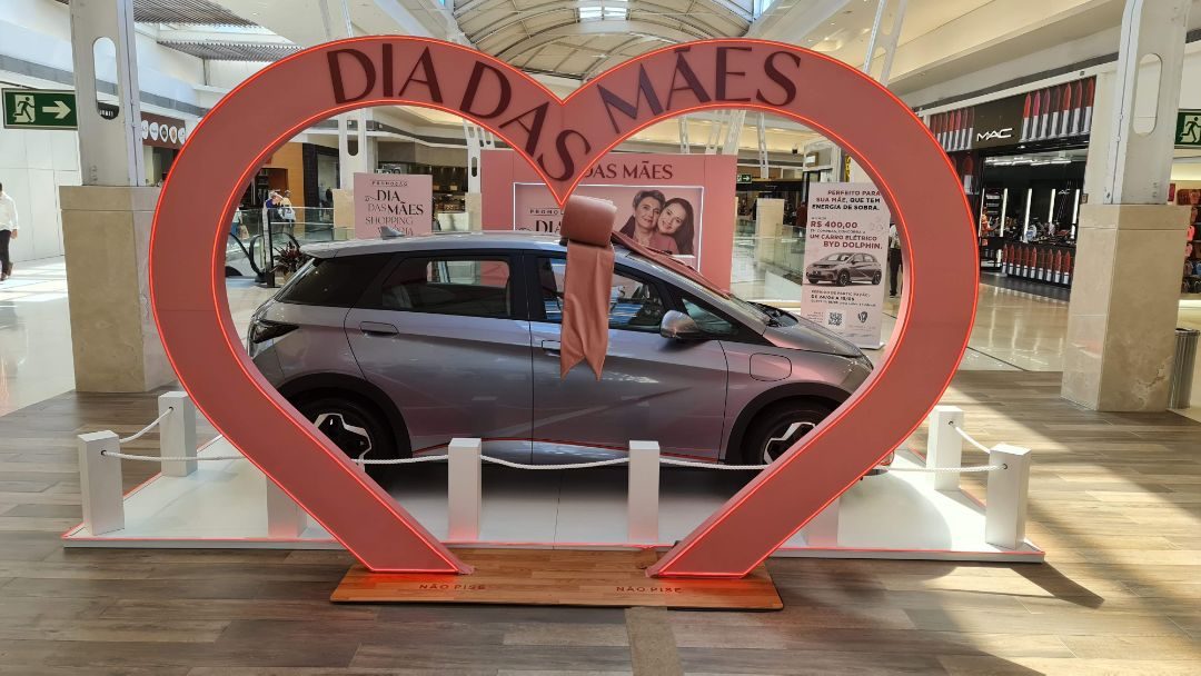 Tablado com cenografia de Dia das Mães e carro em shopping