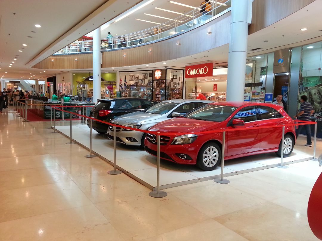 Tablado em MDF branco com exposição em shopping