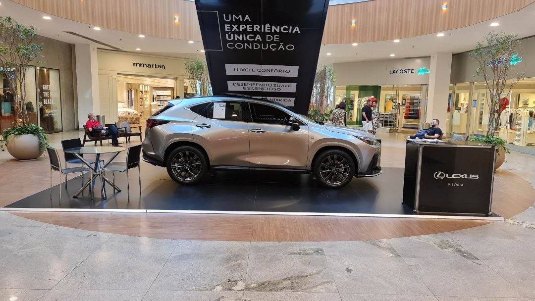 Tablado com rampa de alumínio e carro em exposição em shopping