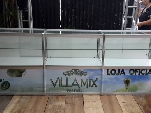 Balcão meia vitrine com vidro na parte superior e porta de correr